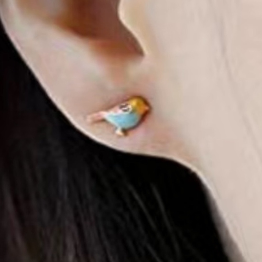 ๐ 18K Gold Plated Stud Earrings NWT - Picture 4 of 4